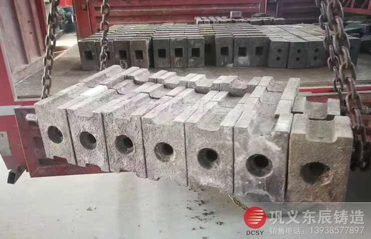 東辰鑄造廠細碎機高鉻合金錘頭發貨